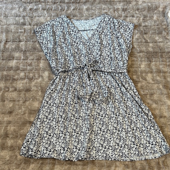 GAP Dresses & Skirts - GAP Navy and White Floral Dress